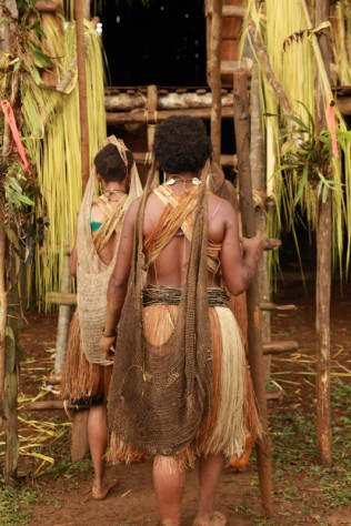 Kosua Women Return to the Haus Tambaran